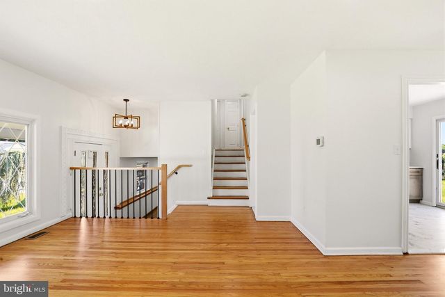 14 LANCASTER DR, Burlington, NJ 08016