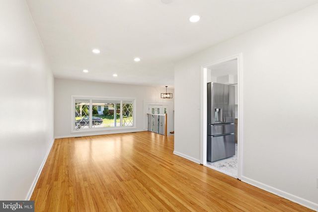 14 LANCASTER DR, Burlington, NJ 08016