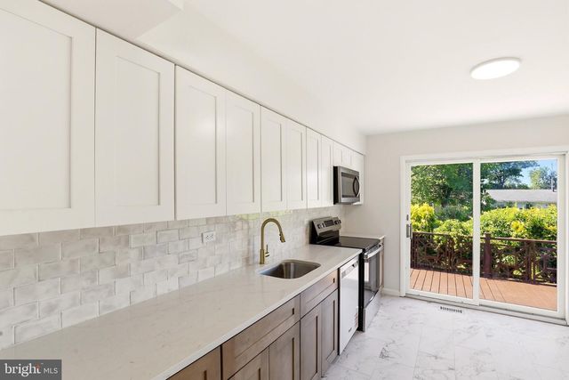 14 LANCASTER DR, Burlington, NJ 08016