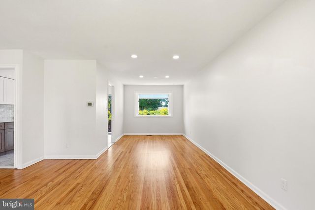 14 LANCASTER DR, Burlington, NJ 08016