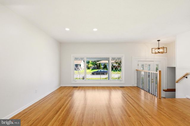 14 LANCASTER DR, Burlington, NJ 08016