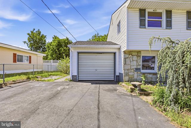 14 LANCASTER DR, Burlington, NJ 08016