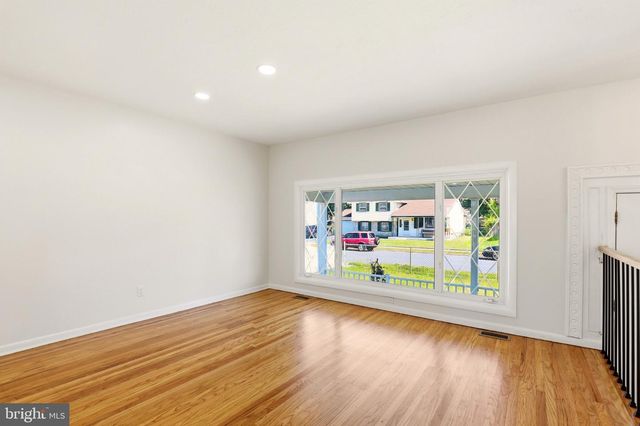 14 LANCASTER DR, Burlington, NJ 08016