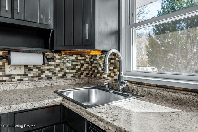 2270 Bradford Dr, Louisville, KY 40218