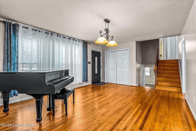 2270 Bradford Dr, Louisville, KY 40218