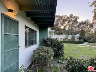 5560 Village, Los Angeles, CA 90016