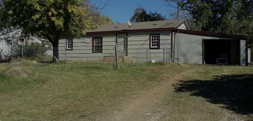 604 N Michigan St, Winfield, KS 67156