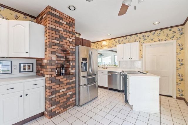 10 Lake View Pl, Lynn, MA 01904