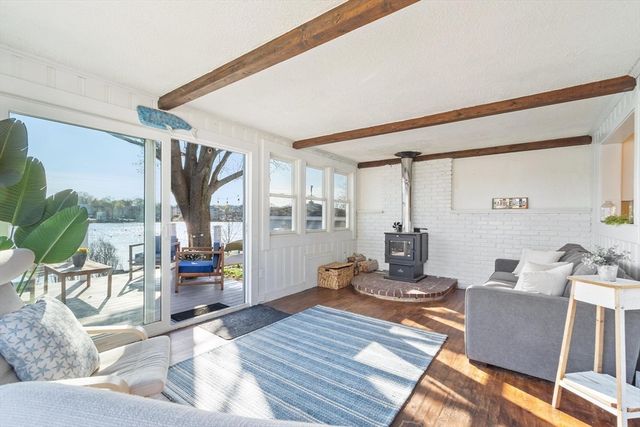 10 Lake View Pl, Lynn, MA 01904