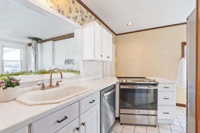 10 Lake View Pl, Lynn, MA 01904