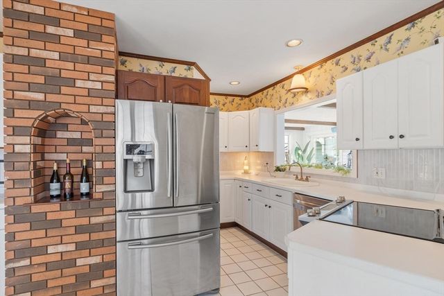 10 Lake View Pl, Lynn, MA 01904