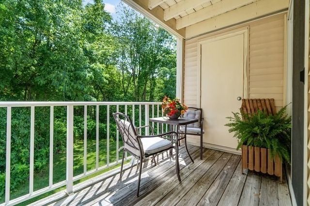 7 Thoreau Ct 8, Natick, MA 01760