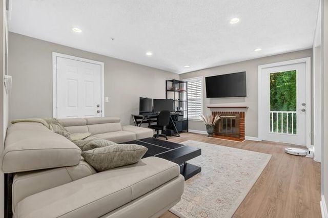 7 Thoreau Ct 8, Natick, MA 01760