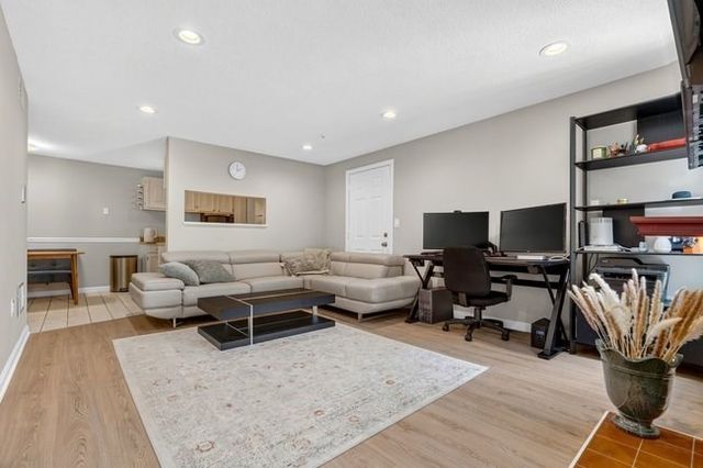 7 Thoreau Ct 8, Natick, MA 01760