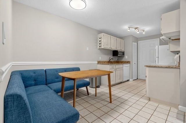 7 Thoreau Ct 8, Natick, MA 01760