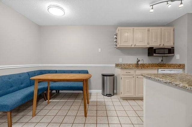 7 Thoreau Ct 8, Natick, MA 01760