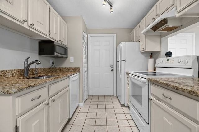 7 Thoreau Ct 8, Natick, MA 01760