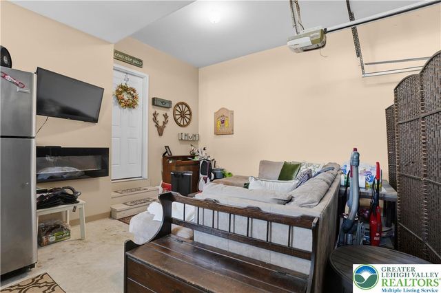 5459 Spring Ridge Drive West, Lower Macungie Twp, PA 18062