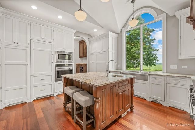 202 N Queen Anne Road, Woodstock, IL 60098