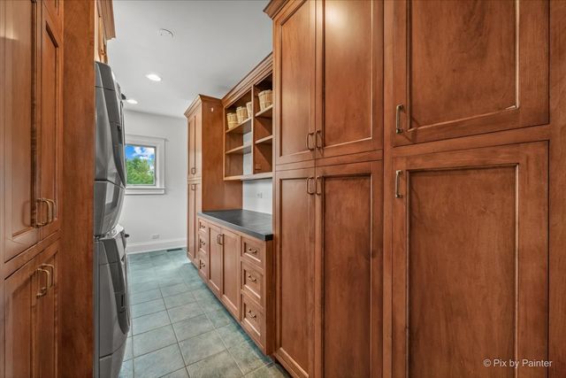 202 N Queen Anne Road, Woodstock, IL 60098