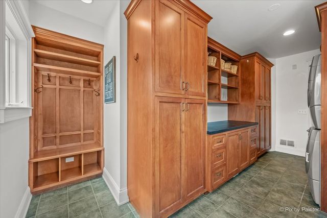 202 N Queen Anne Road, Woodstock, IL 60098