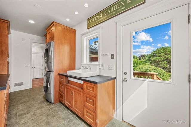 202 N Queen Anne Road, Woodstock, IL 60098