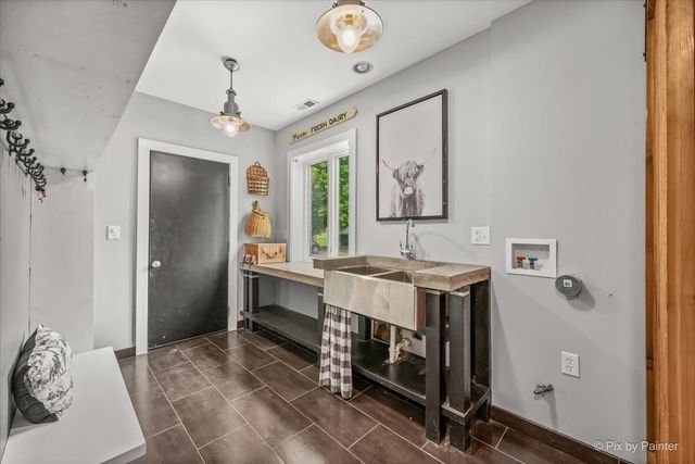 202 N Queen Anne Road, Woodstock, IL 60098