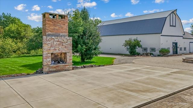202 N Queen Anne Road, Woodstock, IL 60098