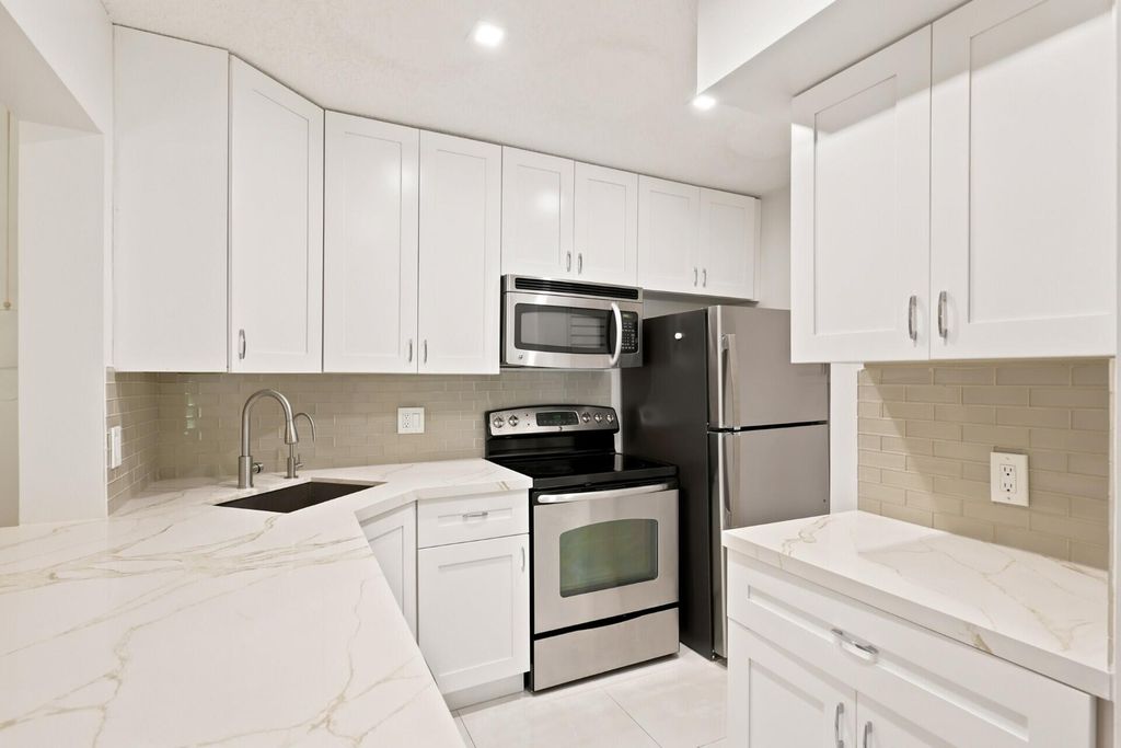 609 SEA PINE Way F2, Greenacres, FL 33415