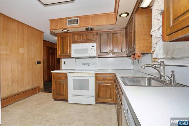 200 Watchung Drive, Hawthorne, NJ 07506