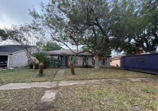 829 Willow Creek Drive, La Porte, TX 77571