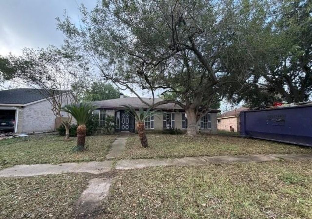 829 Willow Creek Drive, La Porte, TX 77571