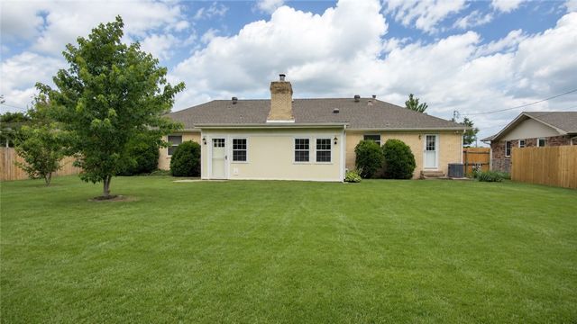 1018 W Holly Street, Rogers, AR 72756