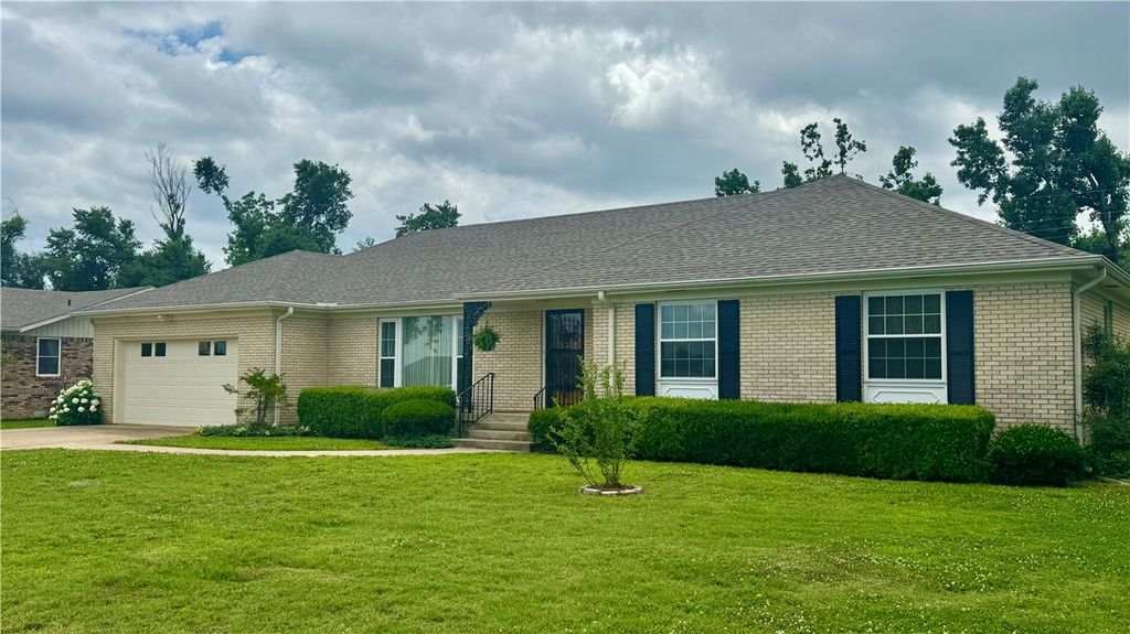 1018 W Holly Street, Rogers, AR 72756