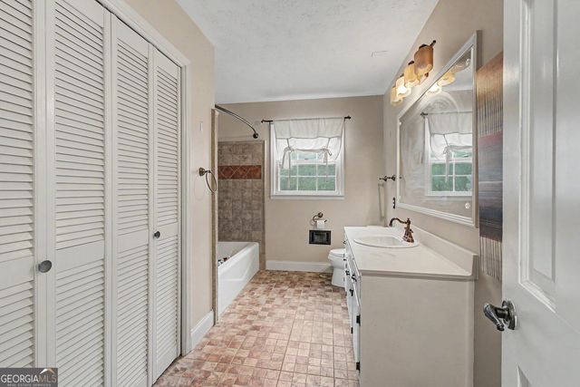 2069 Forest Dr, Fayetteville, GA 30214