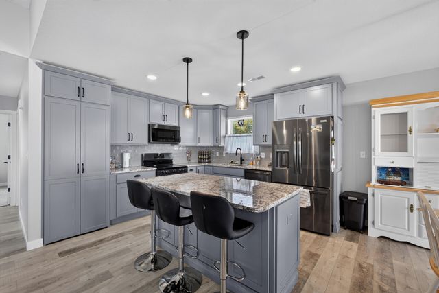 415 W FRANCIS ST, Sturgeon, MO 65284