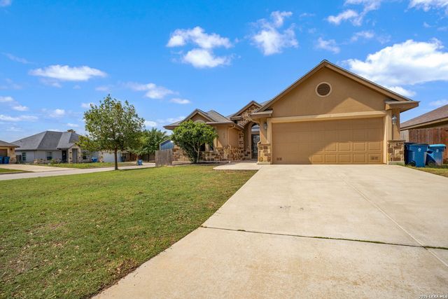 1835 LOST TRL, Pleasanton, TX 78064