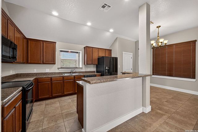 1835 LOST TRL, Pleasanton, TX 78064