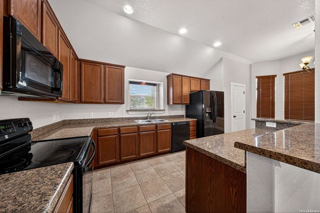 1835 LOST TRL, Pleasanton, TX 78064