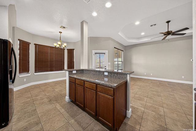 1835 LOST TRL, Pleasanton, TX 78064