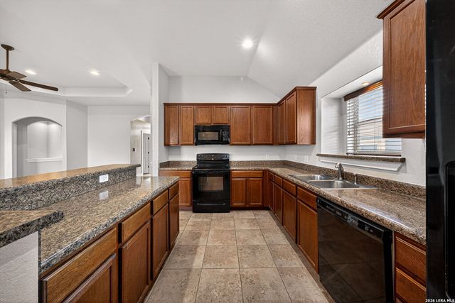 1835 LOST TRL, Pleasanton, TX 78064