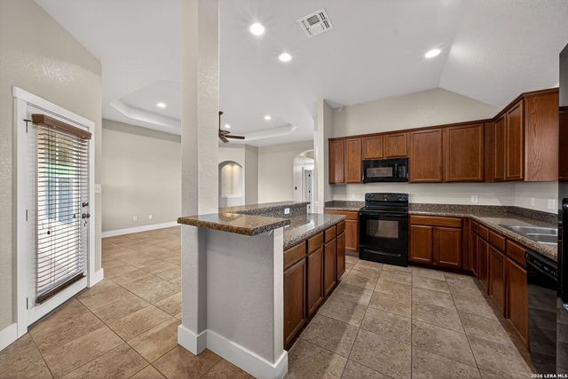 1835 LOST TRL, Pleasanton, TX 78064