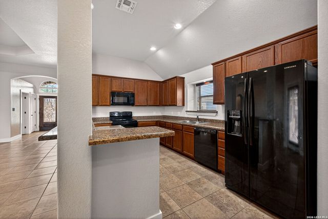 1835 LOST TRL, Pleasanton, TX 78064