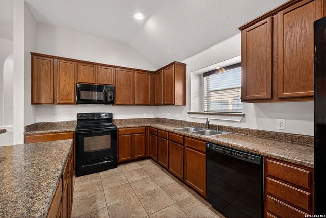 1835 LOST TRL, Pleasanton, TX 78064