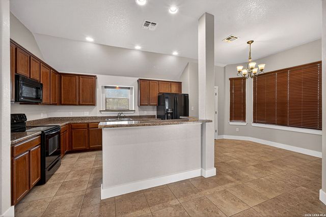 1835 LOST TRL, Pleasanton, TX 78064