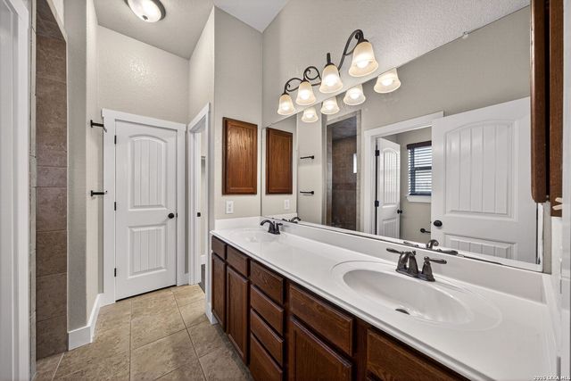 1835 LOST TRL, Pleasanton, TX 78064