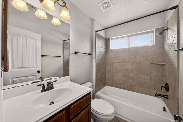 1835 LOST TRL, Pleasanton, TX 78064