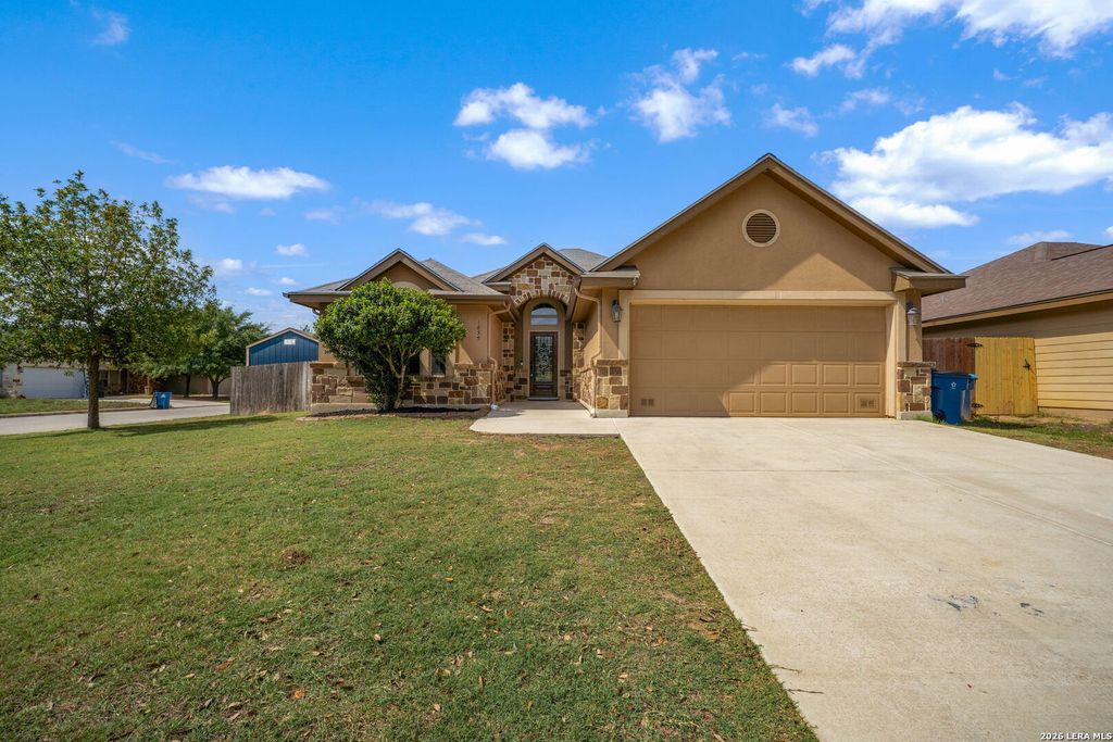 1835 LOST TRL, Pleasanton, TX 78064