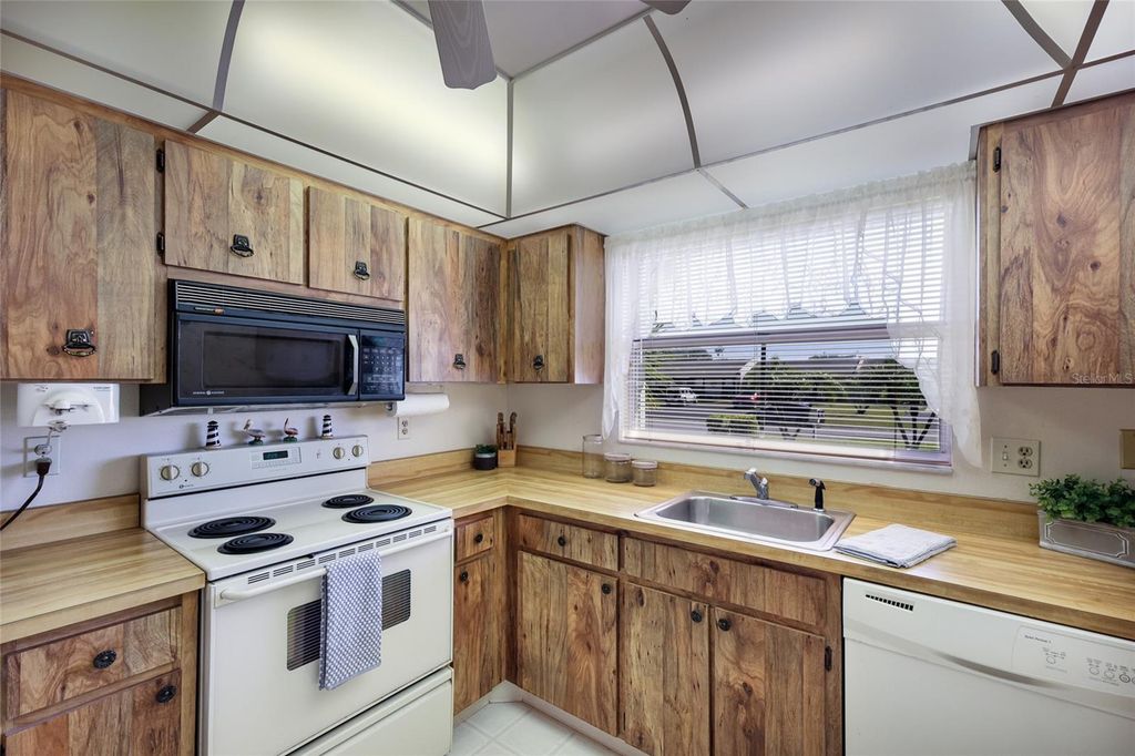 Image 11 of property listing at 3618 34TH AVENUE DRIVE W N/A, Bradenton, FL 34205