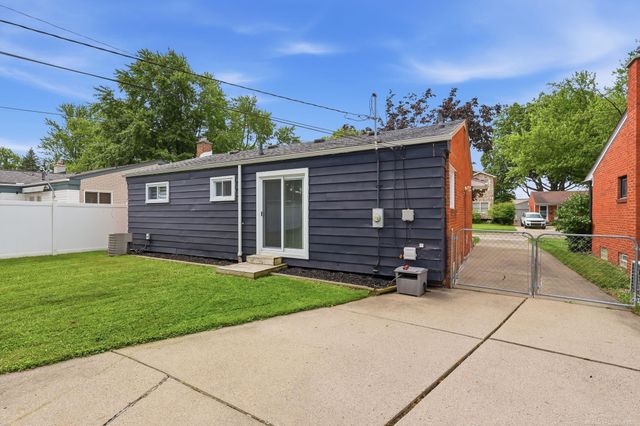 22507 Socia Street, St Clair Shores, MI 48082